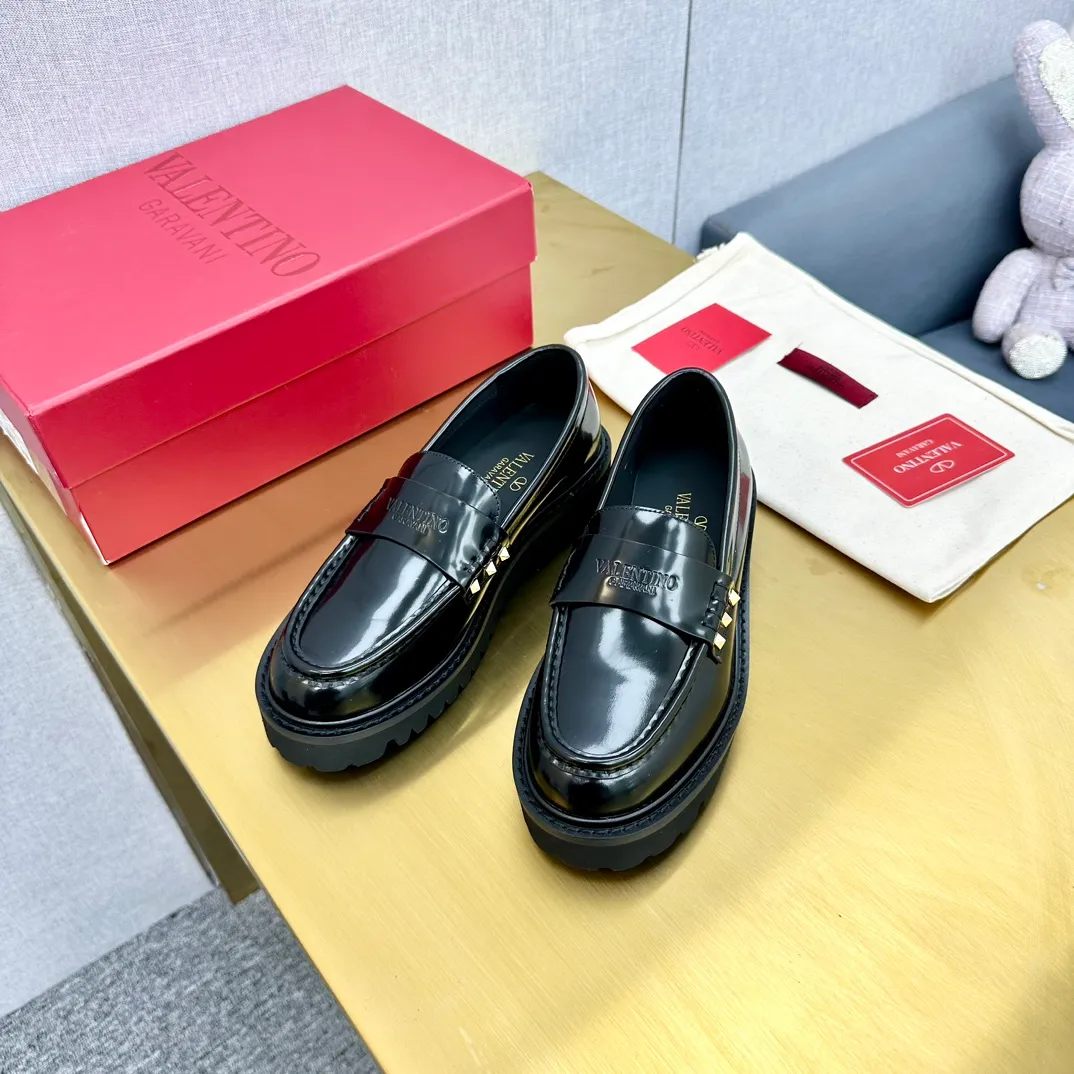 👟👟Ex-factory price 560👟👟 2024【VALENTINO】Valentino's early spring fashionable slip-on loafers are hot new🆕 Versatile style with temperament💃🏻 Slay the whole audience immediately when you put them on [Love] The ultra-simple design is more timeless and attractive! Fashionable and neat feeling, it is a magic tool for increasing your height and slimming down ✨ The shoe collar is specially added with anti-wear latex! You won't feel tired after walking all day long🦶🏻 The upper is made of open-edge beaded cowhide material and paired with a calfskin lining, which is full of texture! 👿Bottom thickness 4.0cm 👿Color: Black Brown 👿Size: 35-40 Factory ready supply
